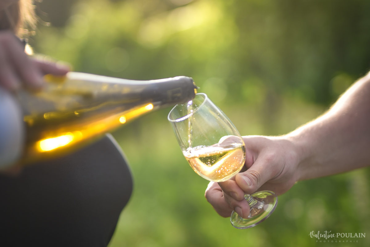 servir bouteilles photo corporate Domaine vigneron - Valentine Poulain