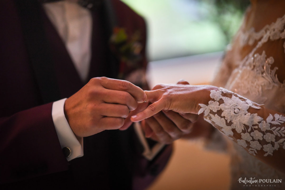Mariage rock automne Domaine du Hirtz - Valentine Poulain cérémonie laïque bague alliances
