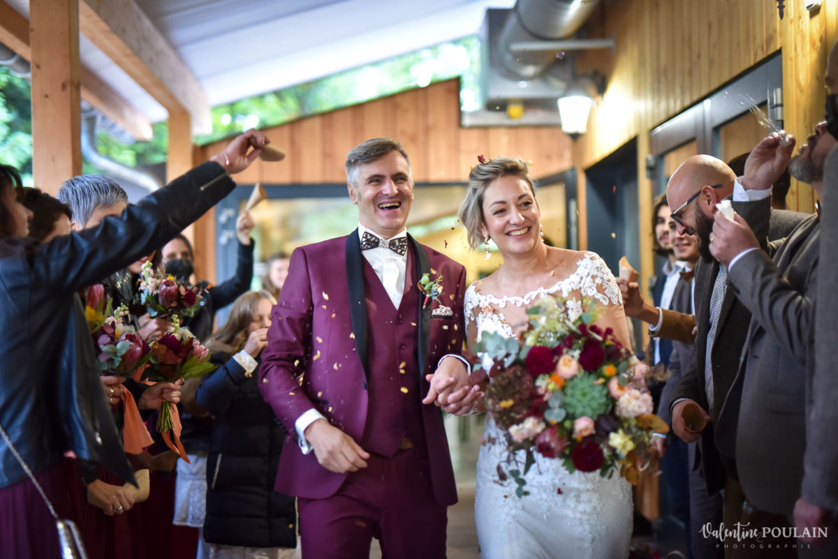 Mariage rock automne Domaine du Hirtz - Valentine Poulain cérémonie laïque sortie confettis