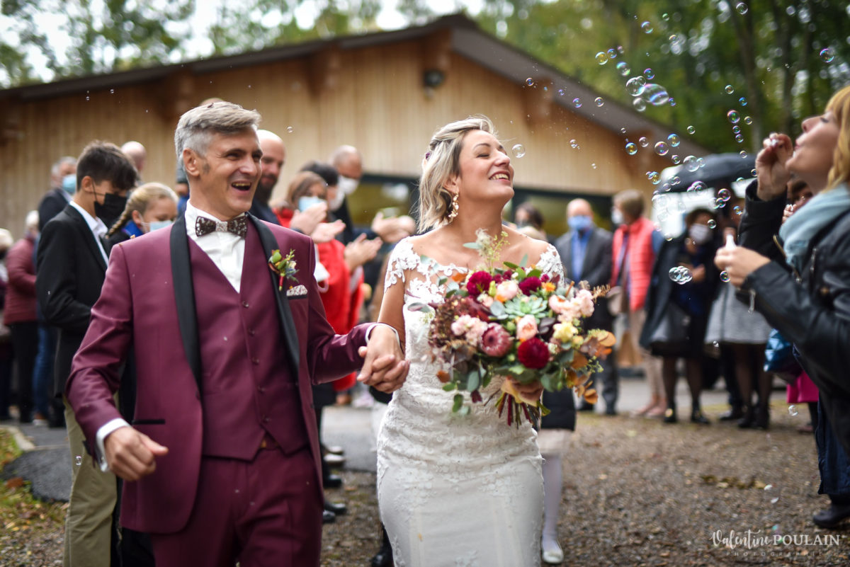 Mariage rock automne Domaine du Hirtz - Valentine Poulain cérémonie laïque sortie confettis fun