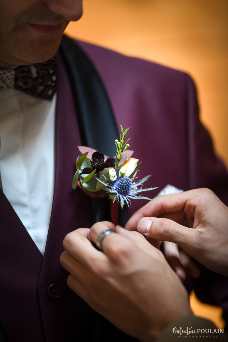 Mariage rock automne Domaine du Hirtz - Valentine Poulain préparatifs mariés boutonnière
