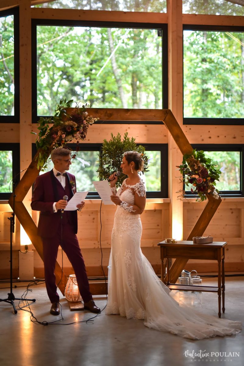 Mariage rock automne Domaine du Hirtz - Valentine Poulain cérémonie laïque slamer