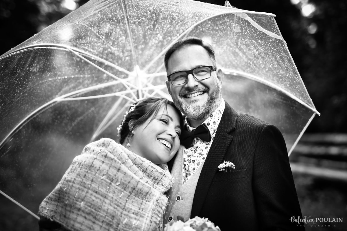 raining wedding portrait - Valentine Poulain