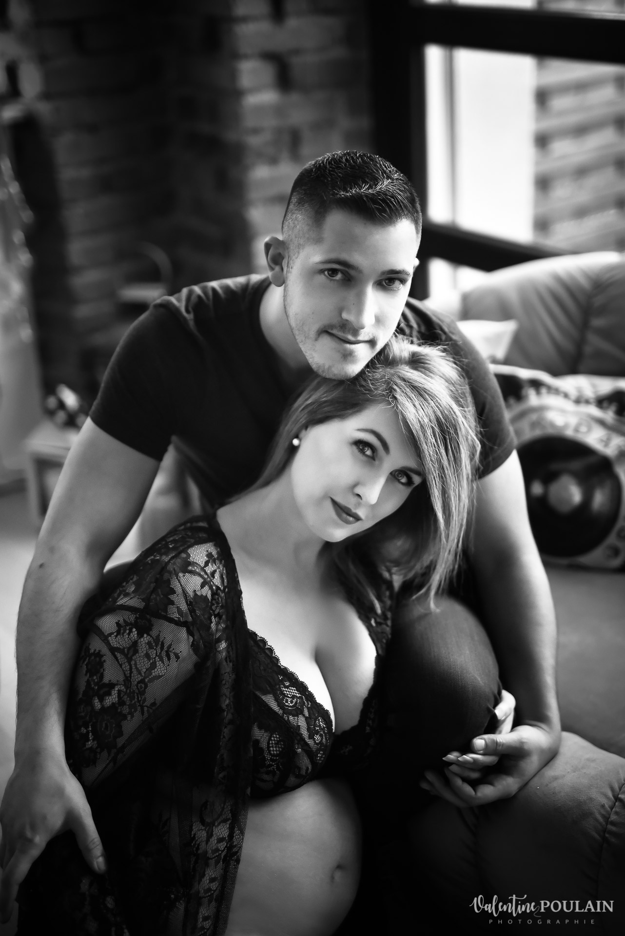Boudoir grossesse couple - Valentine Poulain couple n&b