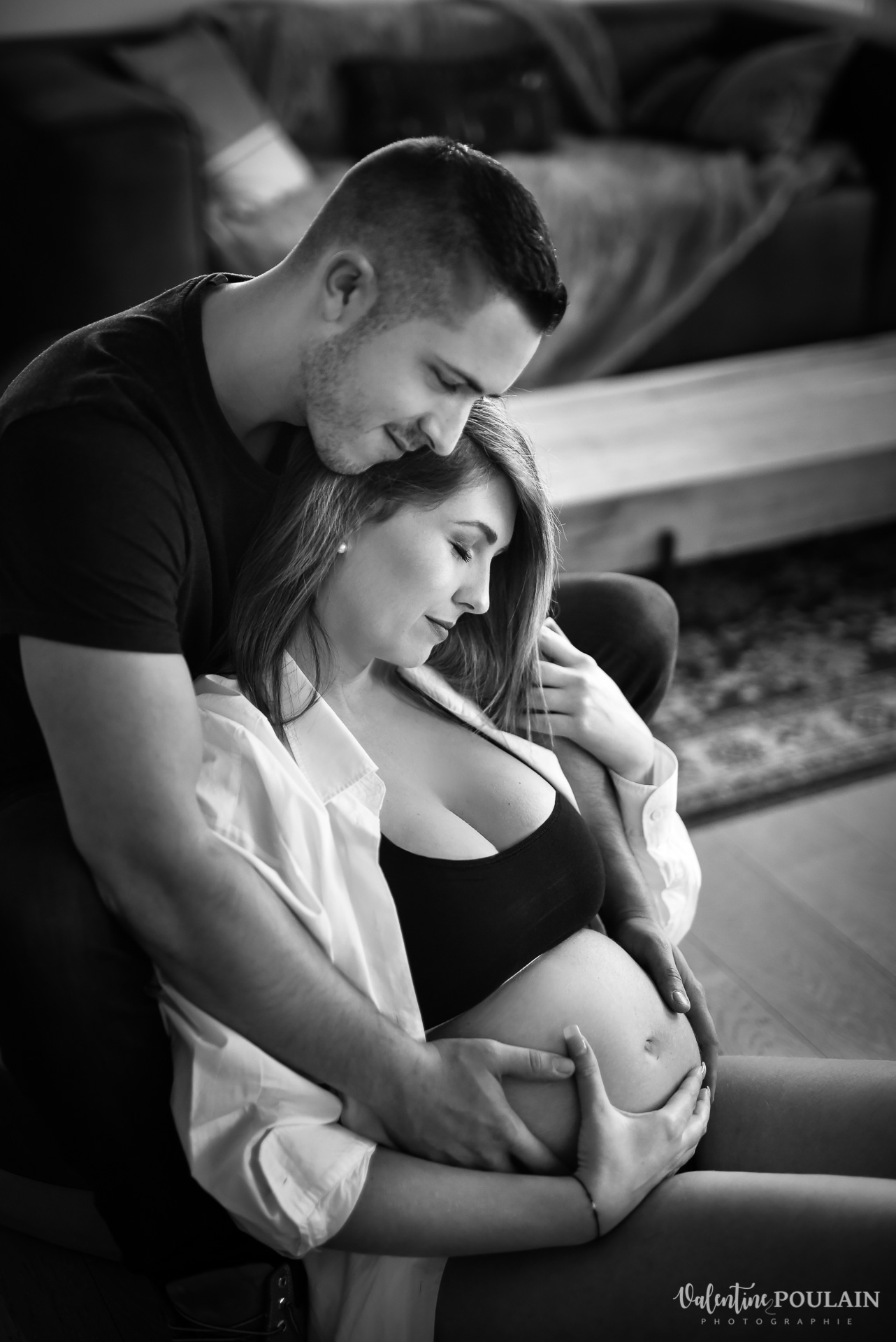 Boudoir grossesse couple - Valentine Poulain câlin