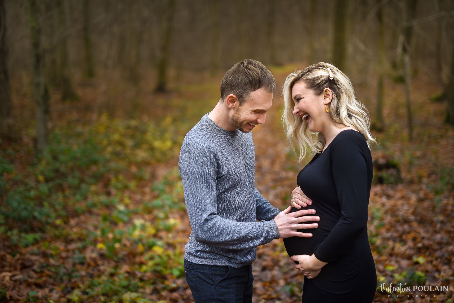 couple fou rire enceinte urbain - Valentine Poulain