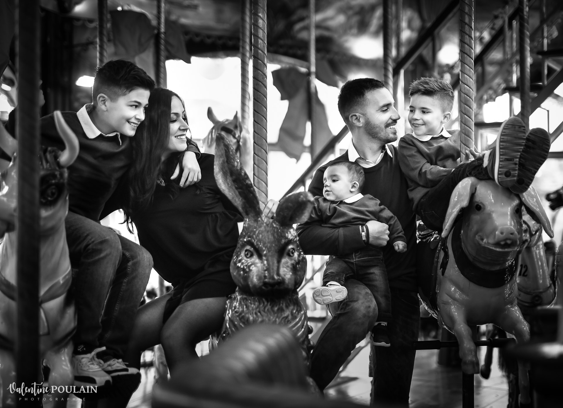 famille n&b carrousel - Valentine Poulain