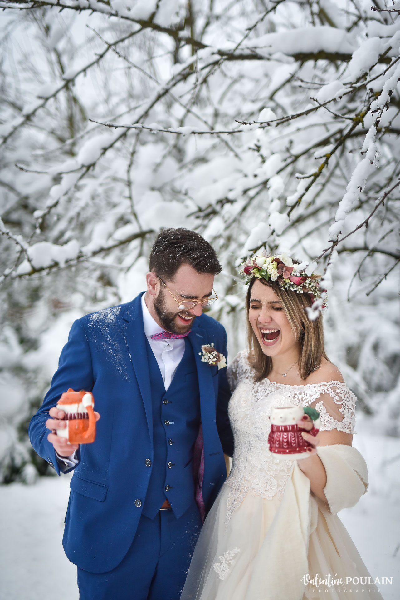Photo mariage neige hiver - Valentine Poulain fou-rire