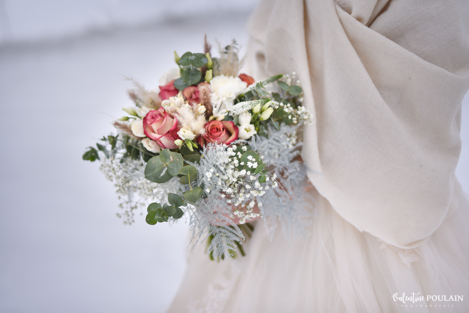 Photo mariage neige hiver - Valentine Poulain bouquet