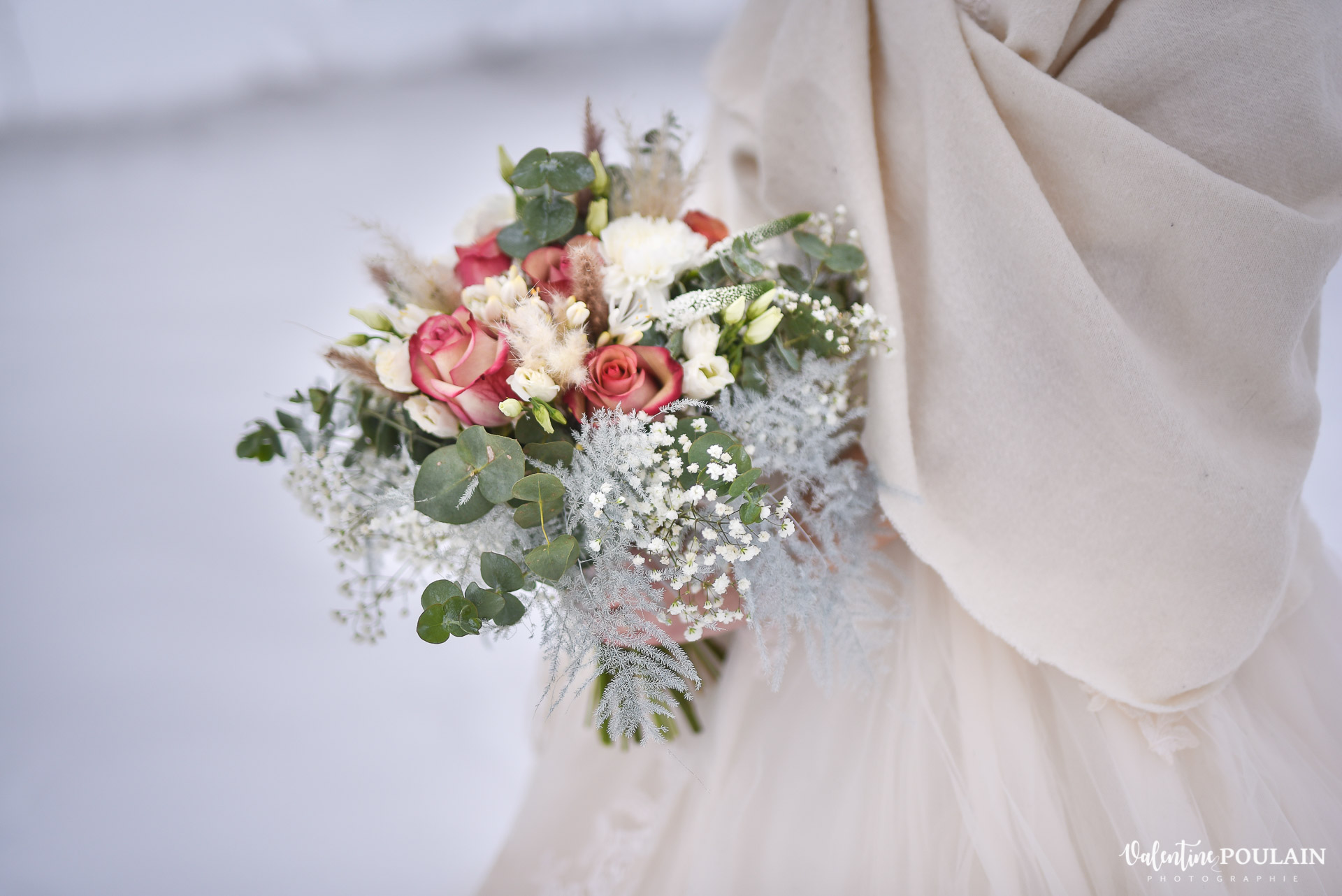 Photo mariage neige hiver - Valentine Poulain bouquet