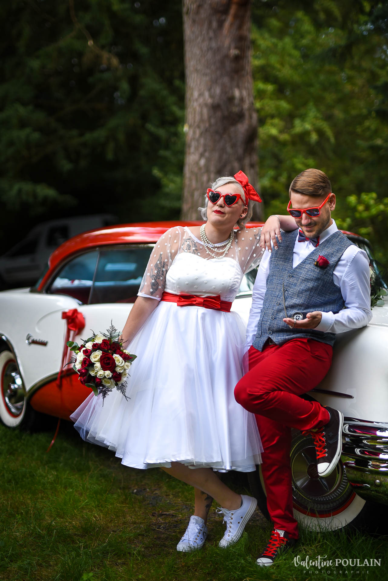 Mariage vintage rockabilly - Valentine Poulain - couple regards voiture