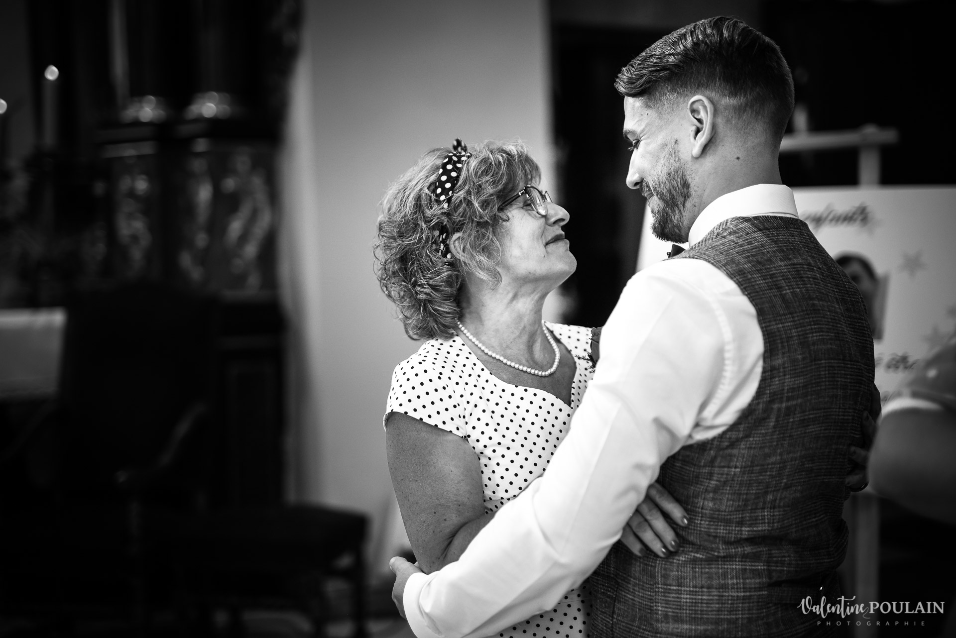 Mariage vintage rockabilly - Valentine Poulain bisou regard maman
