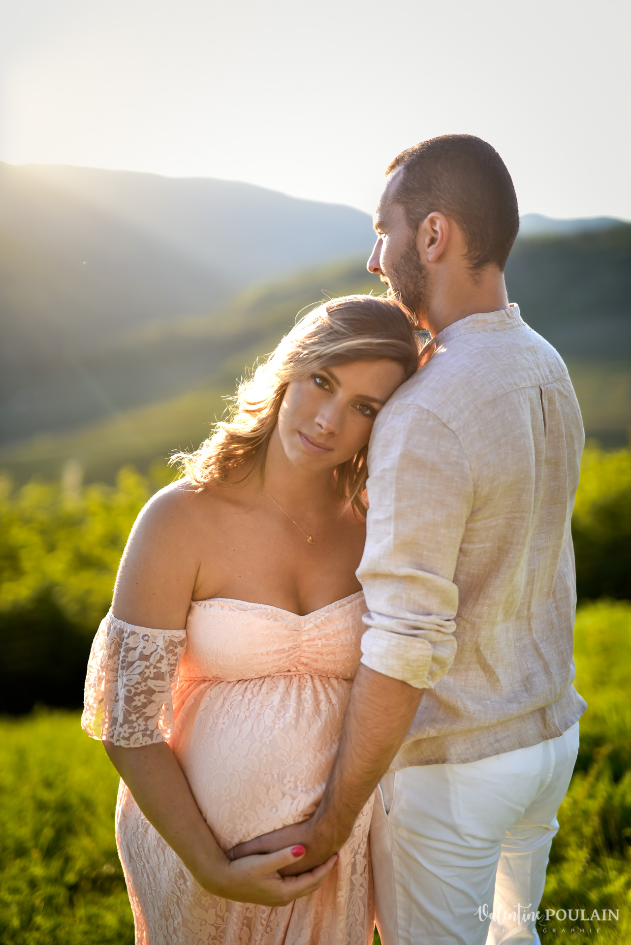 Shooting grossesse sunset montagne regard - Valentine Poulain